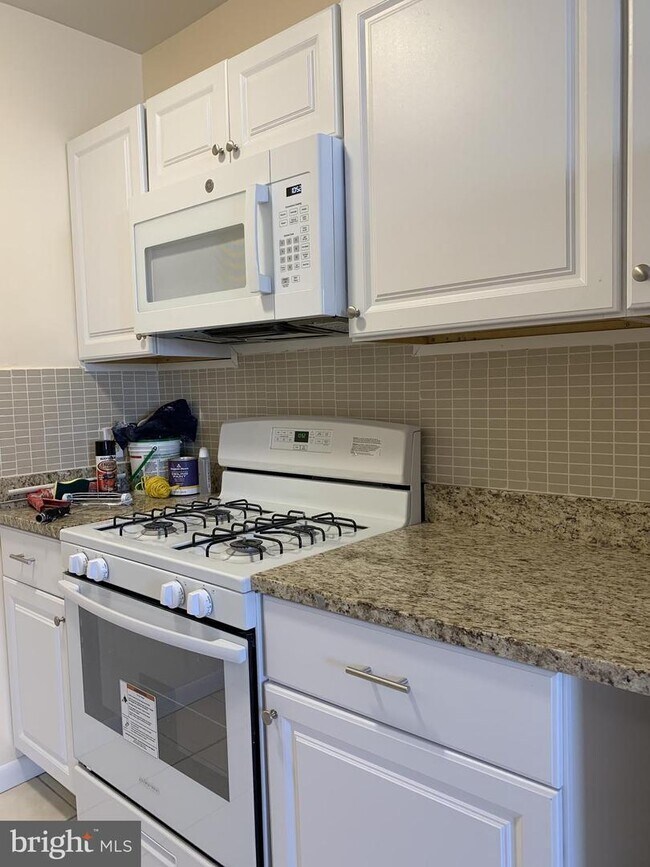 Building Photo - 1031 S 6th St