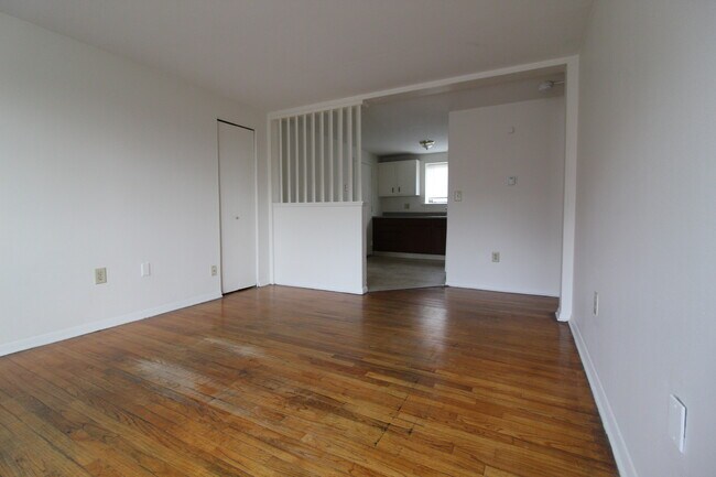 Building Photo - 10 Henderson Dr