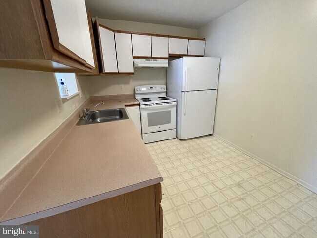 Building Photo - 1687 Westwind Way