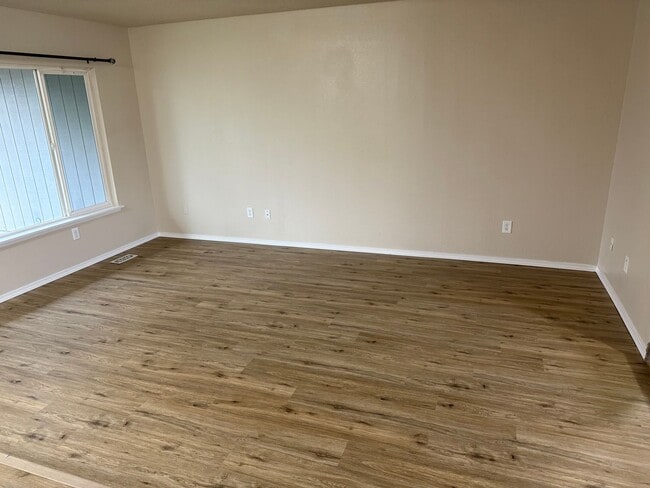 Building Photo - Recently remodeled Spanaway 3bd/1.75ba rambler available now!