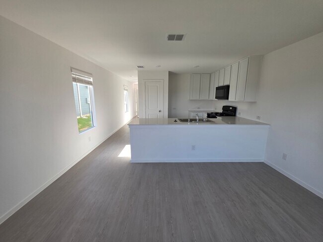 Foto del edificio - Chic, Compact, and Brand-New in Foree Ranch