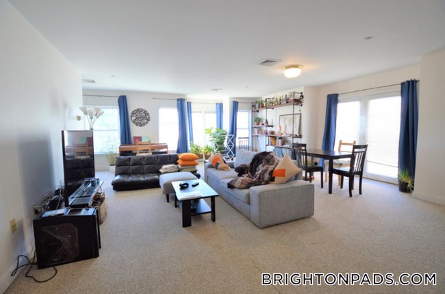 Building Photo - 8-10 Glencoe St.