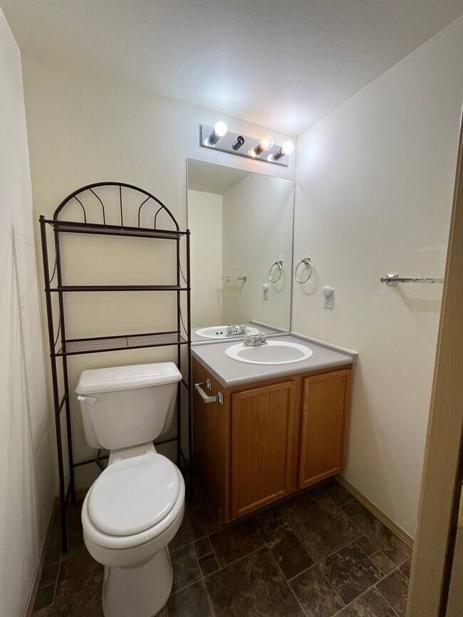 Foto del edificio - Three Bedroom Townhouse Style Unit