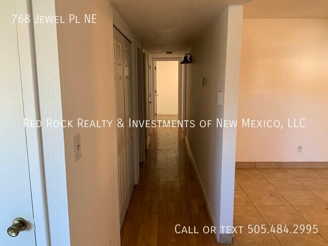 Foto del edificio - 768 Jewel Pl NE