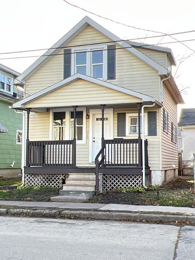 Foto principal - 320 E 26th St