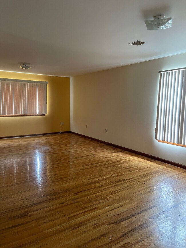 Building Photo - 921 Jackson Ave