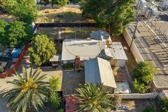 Building Photo - Charming 4 Bed/ 1.5 Bath Home In The Heart...