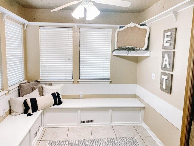 Foto del edificio - 4 or 5 bedroom and a bonus room with 4 baths for rent in SW OKC (Moore schools)!  Lots of space a...