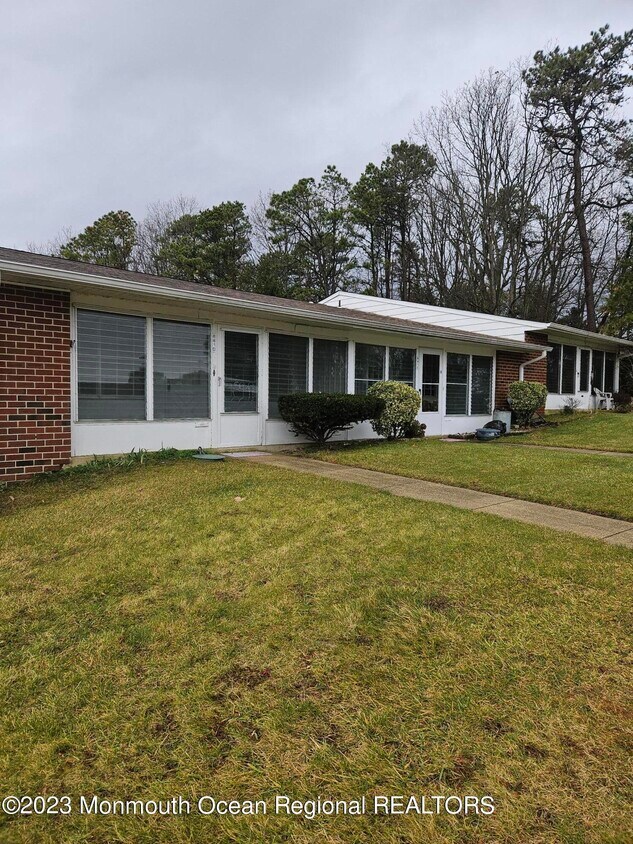 Foto principal - 881D Balmoral Ct