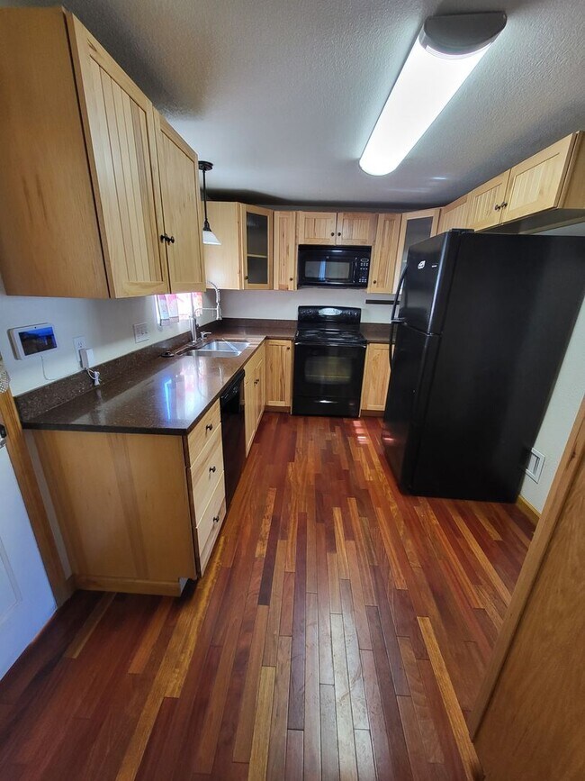 Building Photo - Cute 1 Bedroom House - 509 Spear St. Carso...