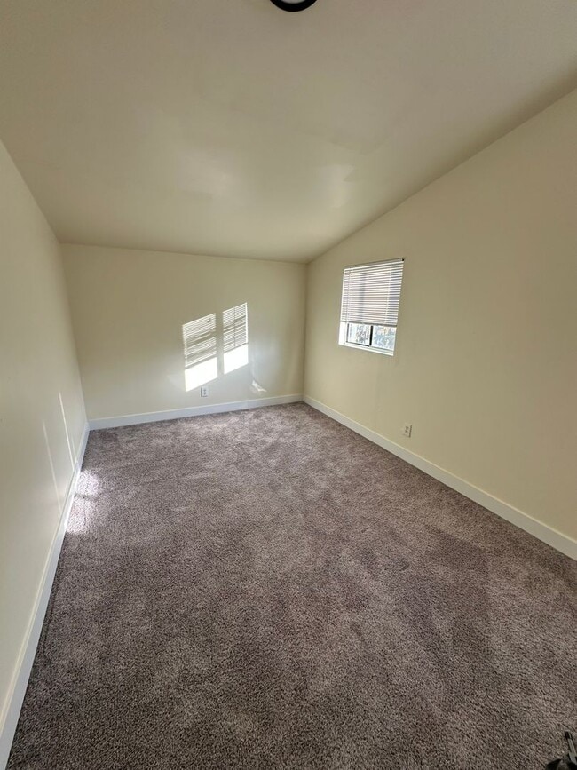 Building Photo - 3 Bed Room 1.5 Bath