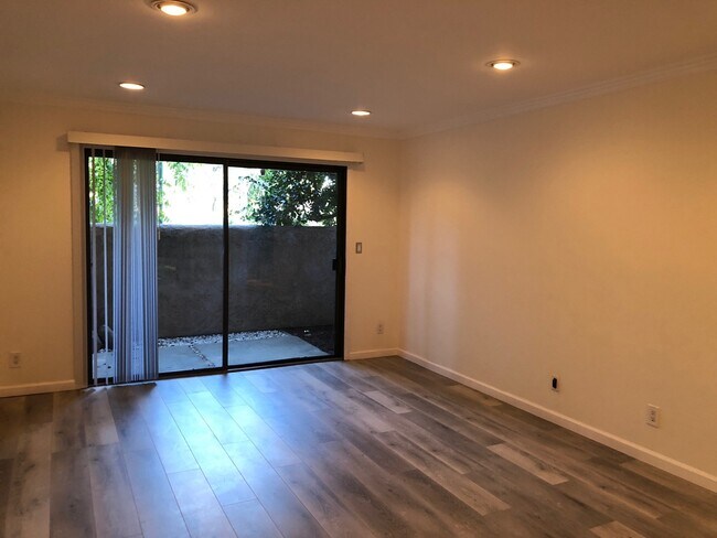 Foto del edificio - Amazing 1BD/1BA Condo in Prime Woodland Hi...