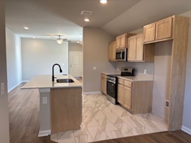 Building Photo - Charming Home!