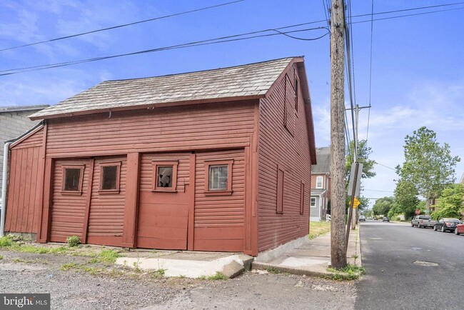 Building Photo - 427 Columbia Ave