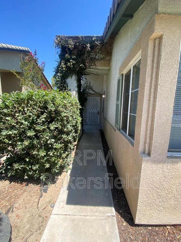 Building Photo - 8416 Mainsail Dr