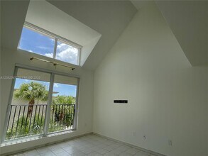 Building Photo - 6904 N Kendall Dr