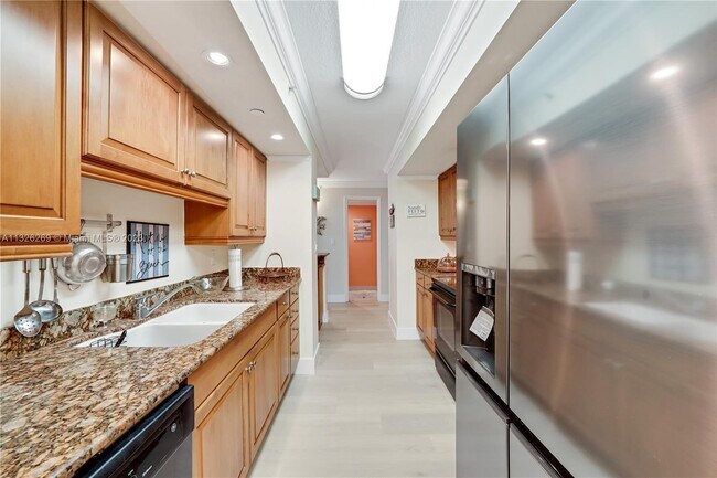 Building Photo - 6917 Collins Ave