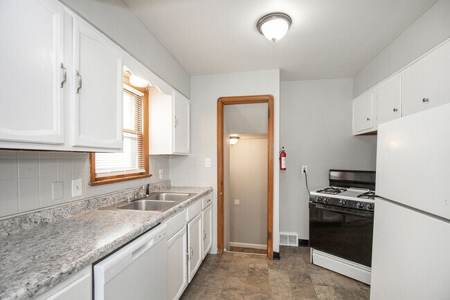 Foto del edificio - 3 Bedroom/1 bath Single House Maple Hts!!