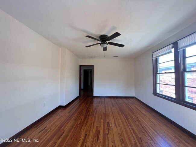 Building Photo - 2575 Myra St