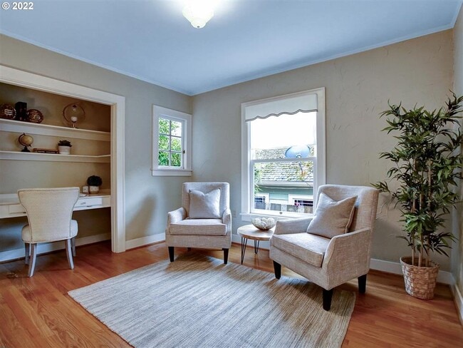 (Staged) Second bedroom - 2510 NE 8th Ave
