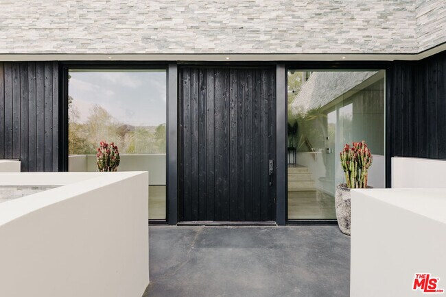Foto del edificio - 7681 Willow Glen Rd