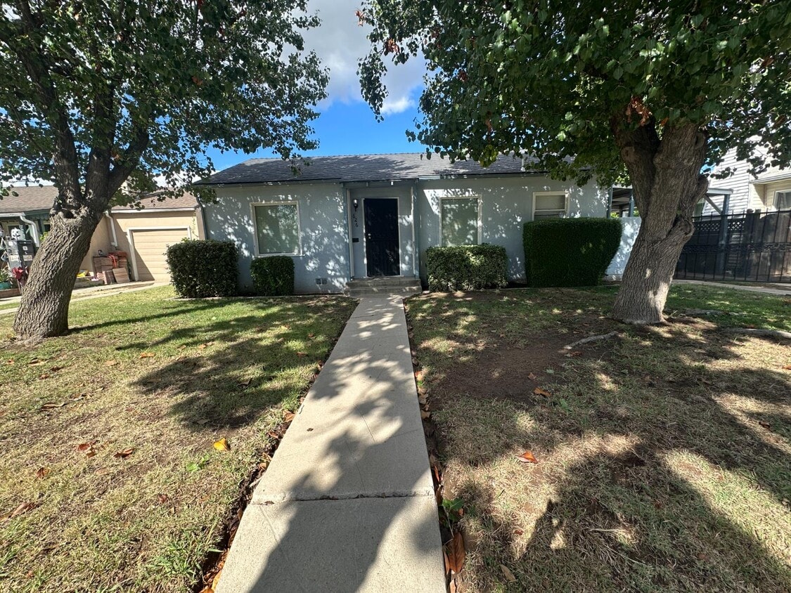 Foto principal - 626 W Vassar Ave