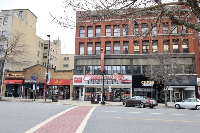 Foto del edificio - 1061 Elm St