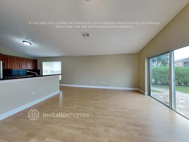 Foto del edificio - 5459 NW 120th Ave