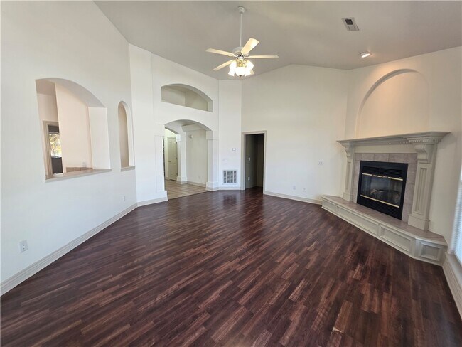 Building Photo - 302 Cross Creek Dr