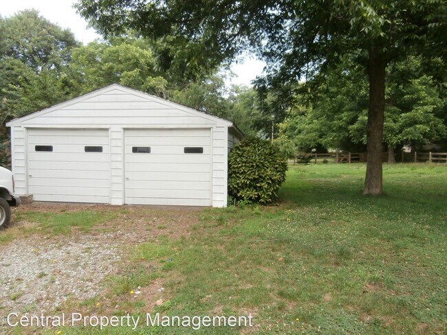 Building Photo - 3 br, 1 bath House - 702 Trade Street