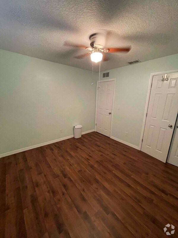 Hollywood Estates Of Canova Park Apartments for Rent with Utilities