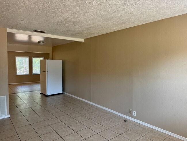 Foto del edificio - 3 Bed 1 Bath Home Backing Up To Lynwood East Park!