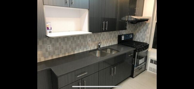 Building Photo - 1285 E 37th St