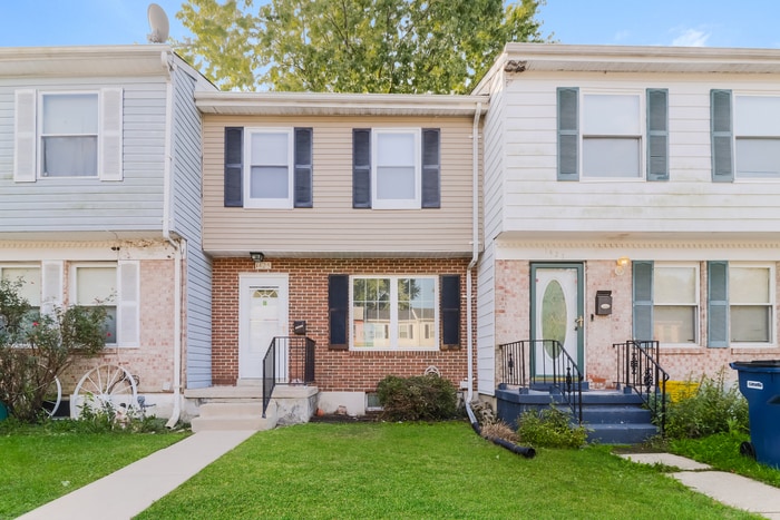 Primary Photo - Charming 3 bedroom 1 and a half bath in Ed...