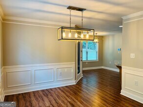 Building Photo - 5750 Crest Hill Dr NE