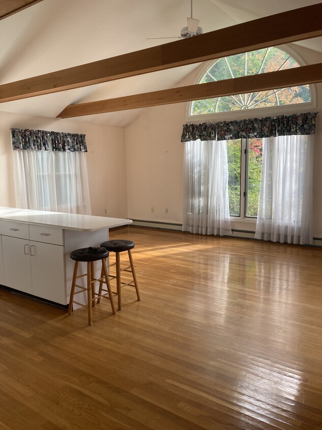 Family room - 163 Rogers Rd
