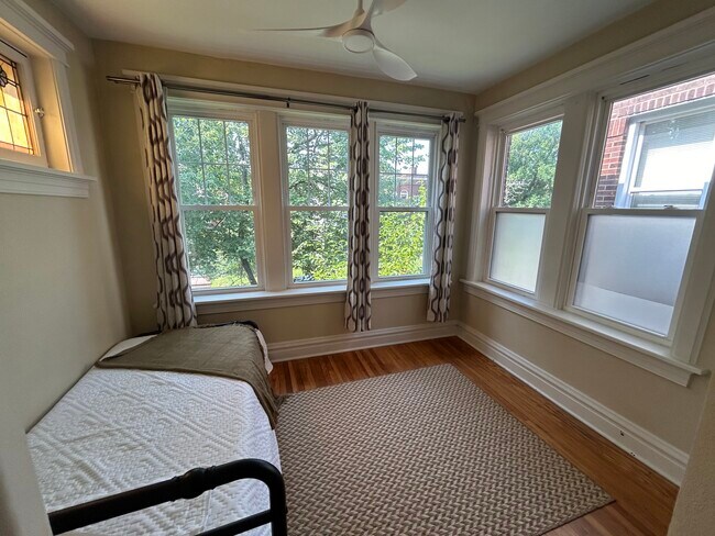 Foto del edificio - 4219 Botanical Ave