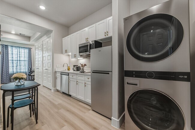 Foto del edificio - 4229 Elmwood St