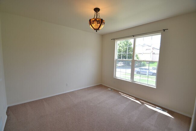 Building Photo - 4 Bed 3 Bath with AC!