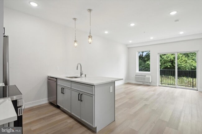 Building Photo - 401 E Walnut Ln