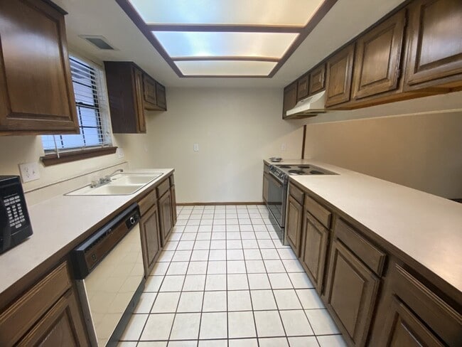 Building Photo - Townhome in Edmond! Sweet Neighborhood!