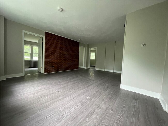 Foto del edificio - 654 Spencer Rd