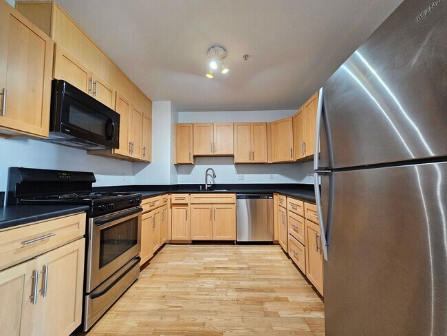 Building Photo - Mission: Bright 4 Bed, 2 Bath Condo w/ Pri...