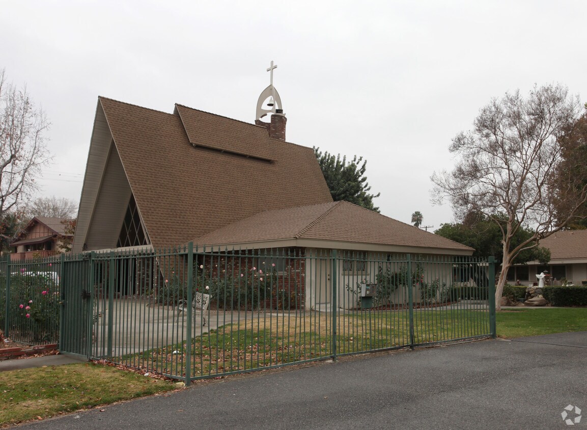 Foto del edificio - Rose Garden Village