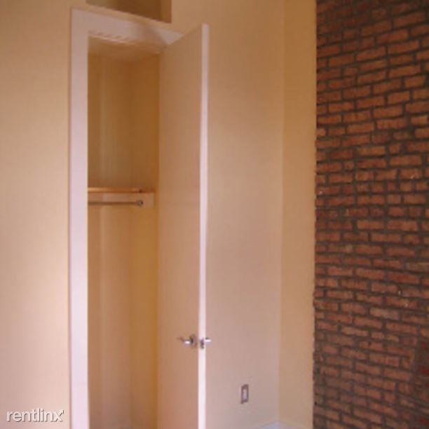 Building Photo - 203 Scholes St
