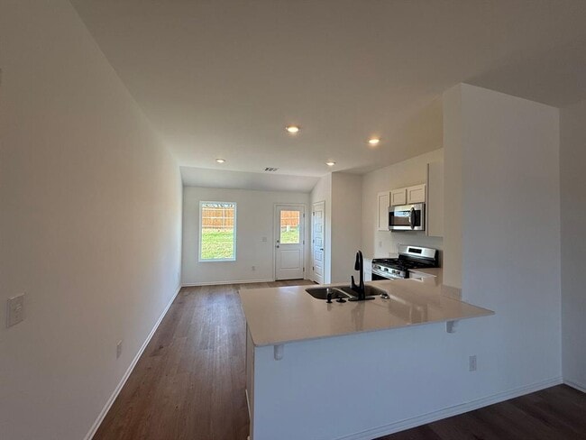 Foto del edificio - 668 SW 11th St