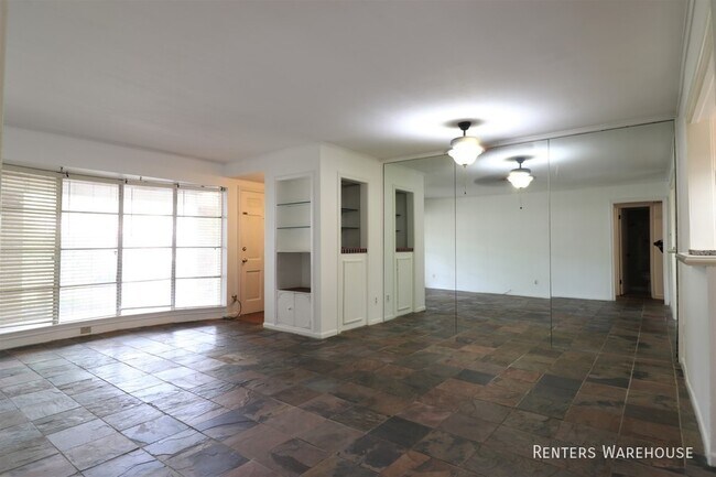 Building Photo - Stunning 2 bedroom, 2 bath in ideal locati...