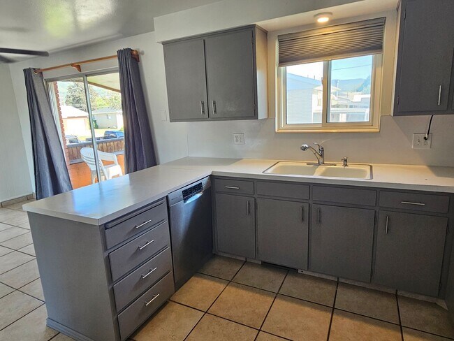 Building Photo - Spacious 4 Bed Bountiful Home | Central Location & Covered Parking