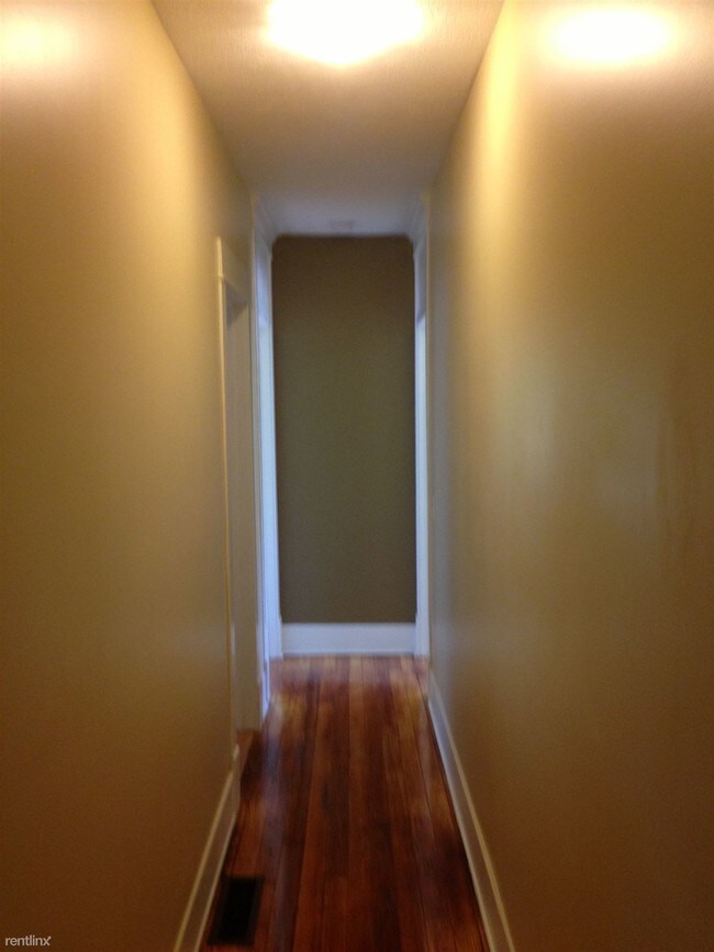Building Photo - 1 br, 1 bath  - 409 Lyon 1/2 NE
