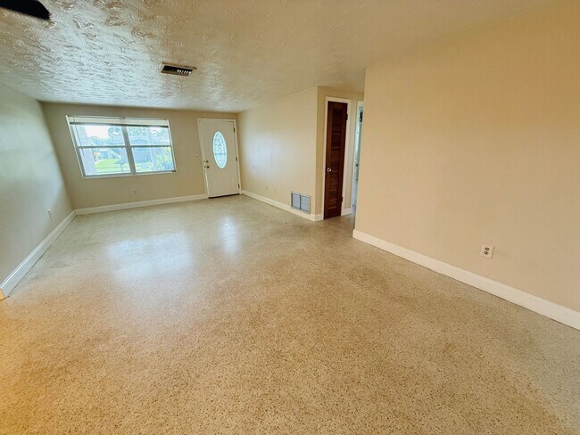 Foto del edificio - 3 Bed and 1.5 Bath